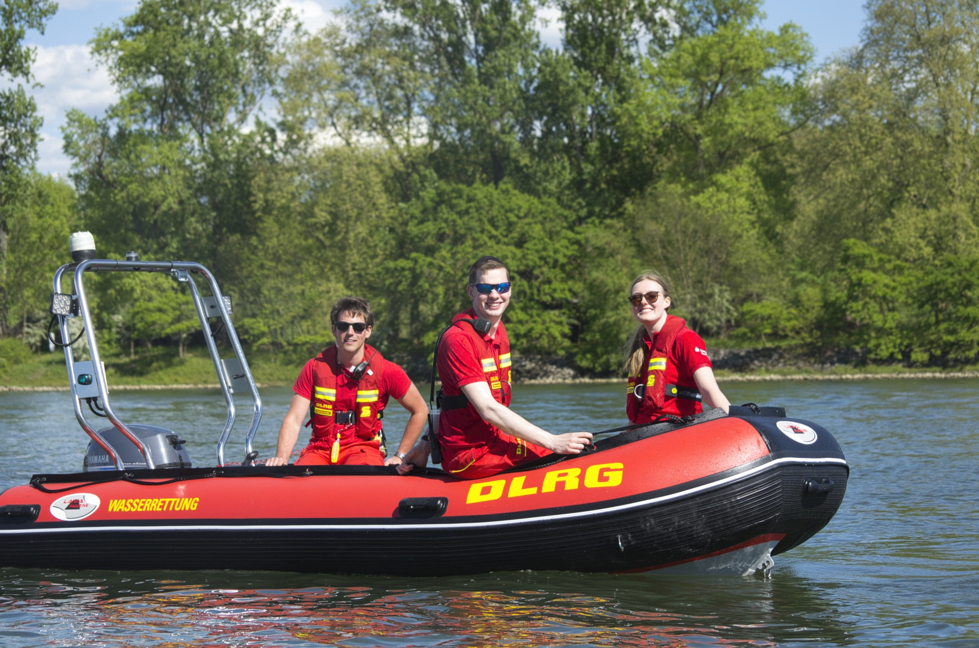 Wasserretter auf einem Rettungsboot